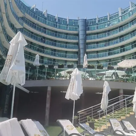 F 207 Del Sol - просторно студио с кухня и паркомясто アパート