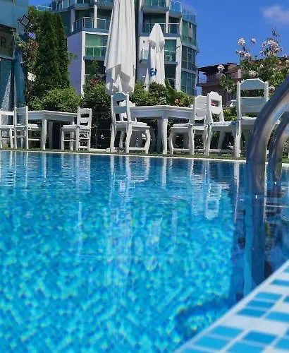 F 207 Del Sol - просторно студио с кухня